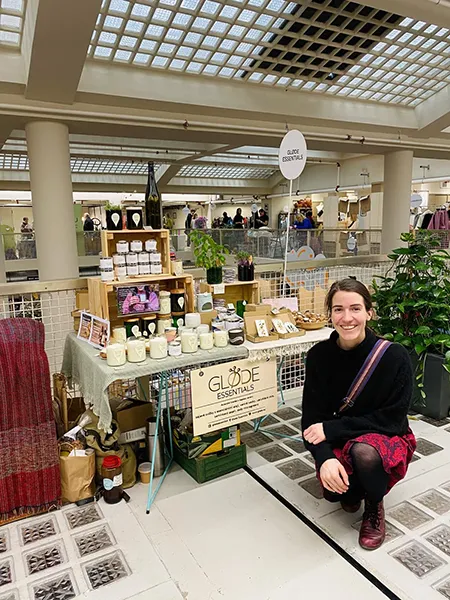 Fotka z jarmarku, kde je stánek s přírodními svíčkami a majitelkou e-shopu Glode.