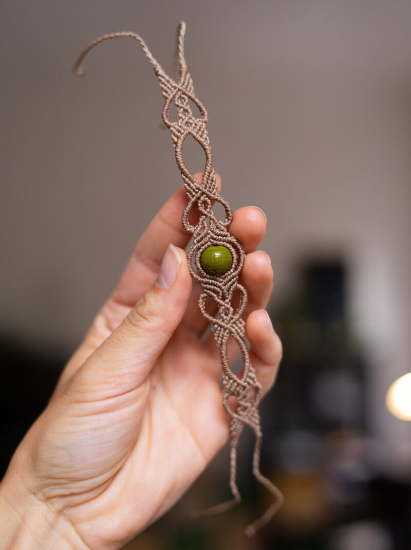 Náramek se zeleným korálkem