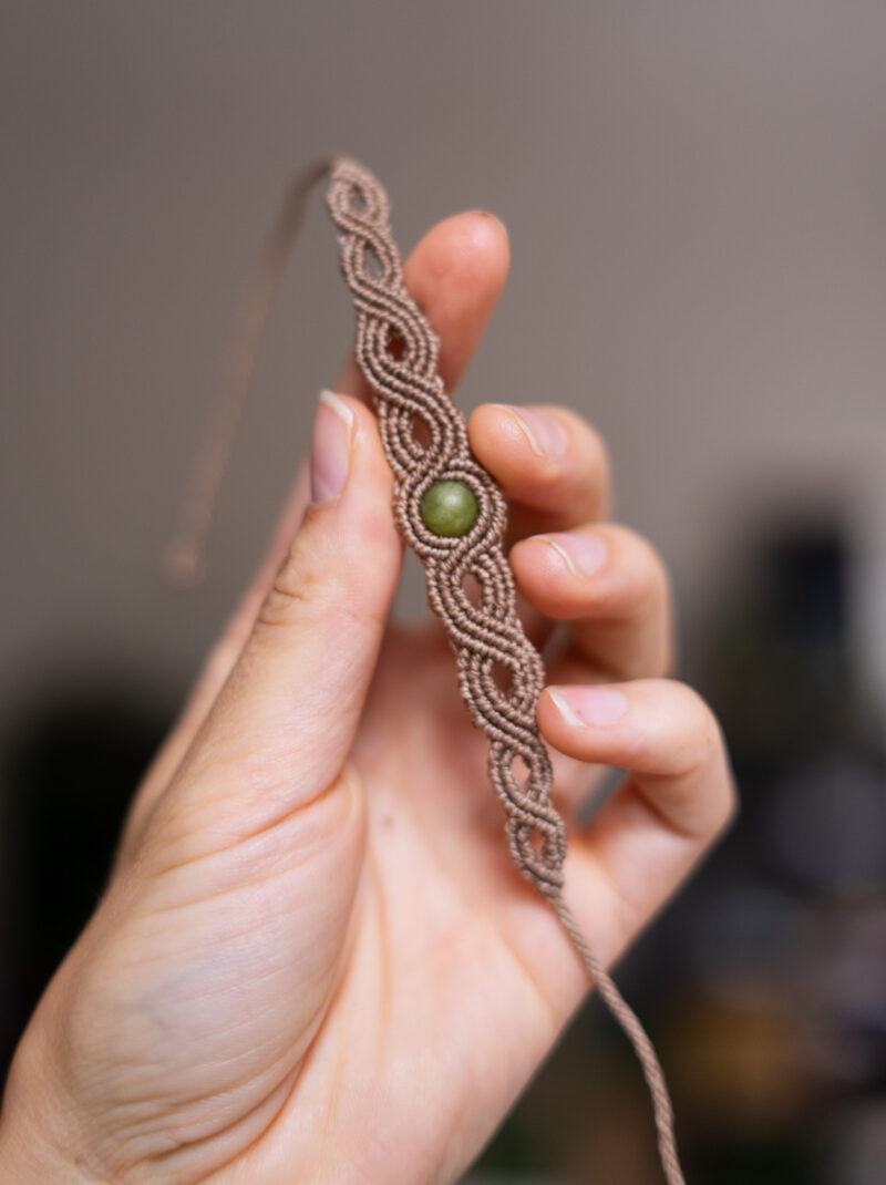 Náramek s malým korálkem