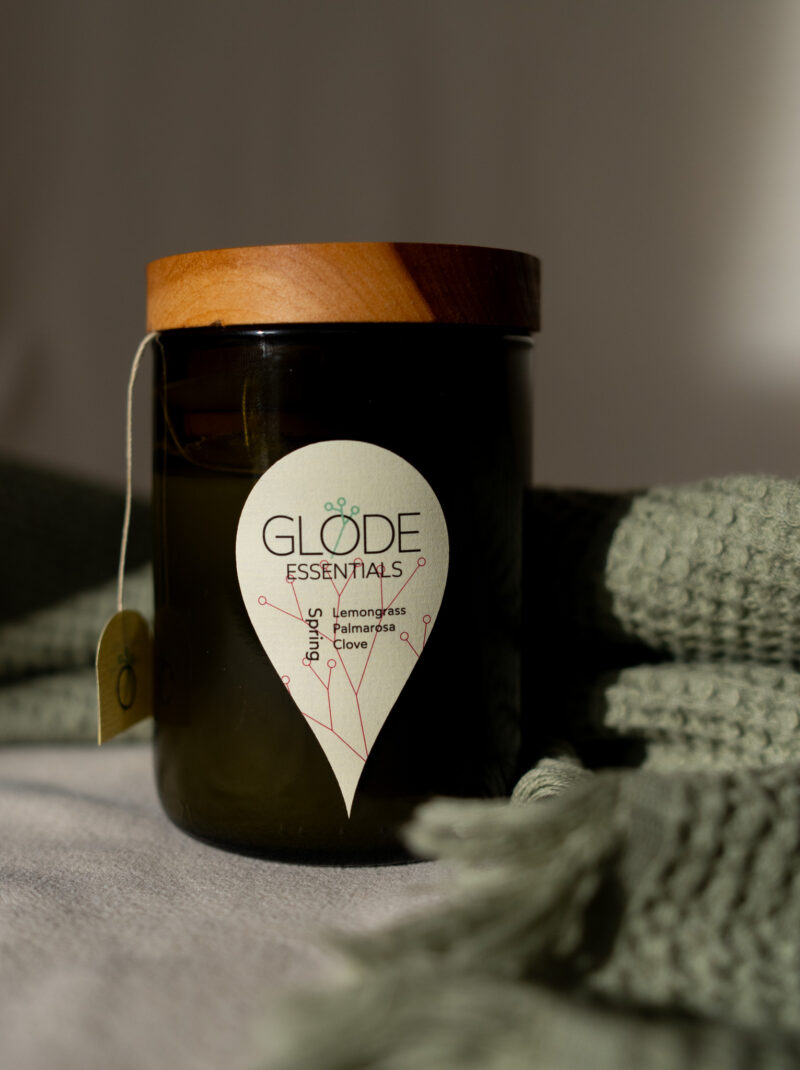 Nové Jaro ve vinném skle s dřevěným víčkem